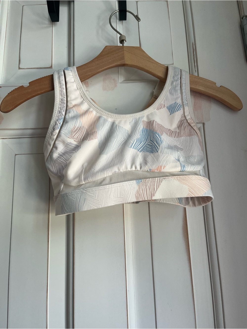 🌟Fabletics Belle Sports Bra with Light Blue and Pale Pink Abstract Print